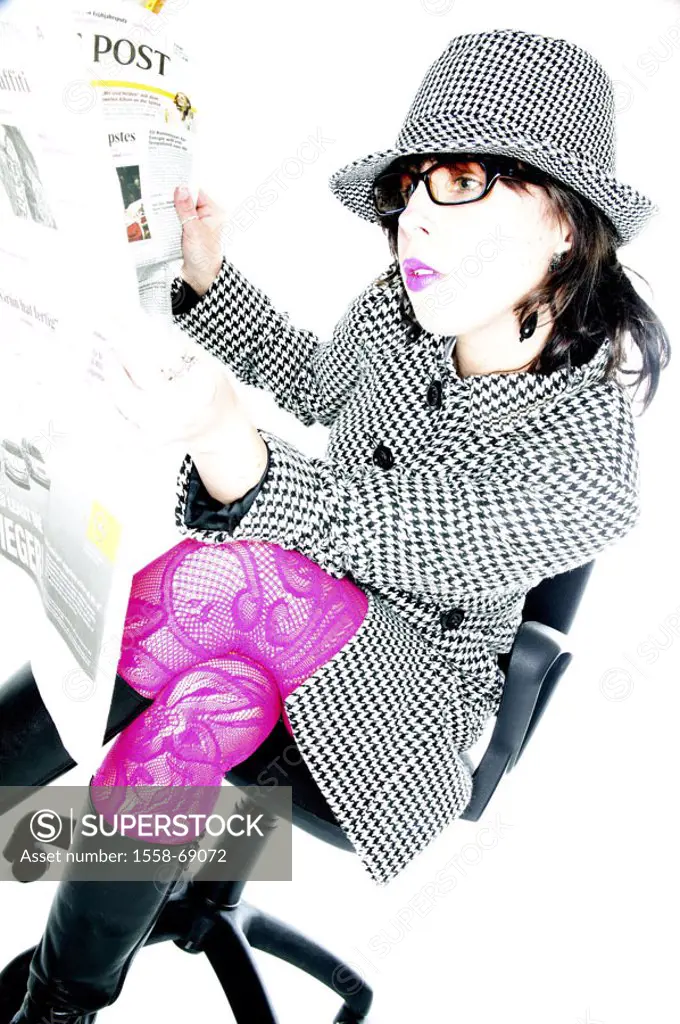 Woman, young, newspaper readings, hat, coat,  Springhalt patterns, boots, Bürostuhl,  sitting, on the side Series, 20-30 years, glasses, glasses beare...