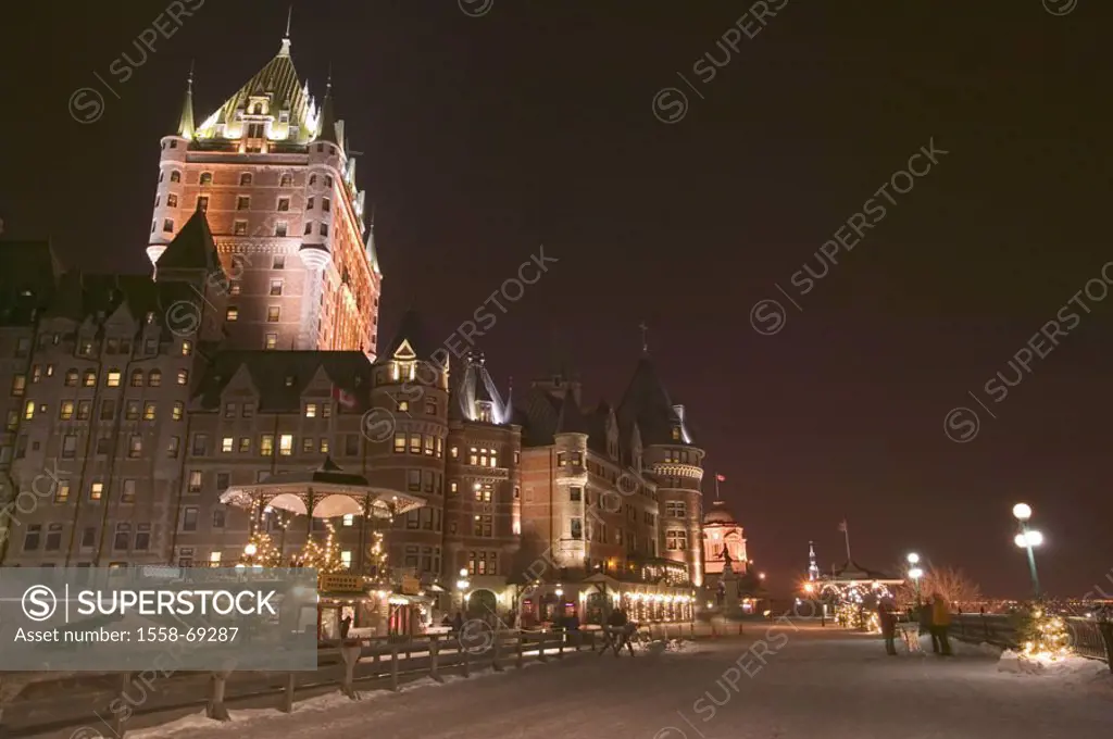Canada, Quebec city, hotel chateau  Frontenac, illumination, passer-bys, Evening, winters, North America, palace, luxury hotel, Backsteinhochhaus,  18...
