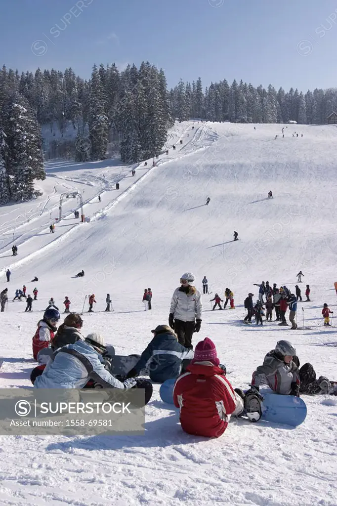 Switzerland, Toggenburg, wild house,  Skigebiet, skiers, Skischule,  Snowboardschule Skipiste, departure, ski departures, Skipisten, departures, pract...