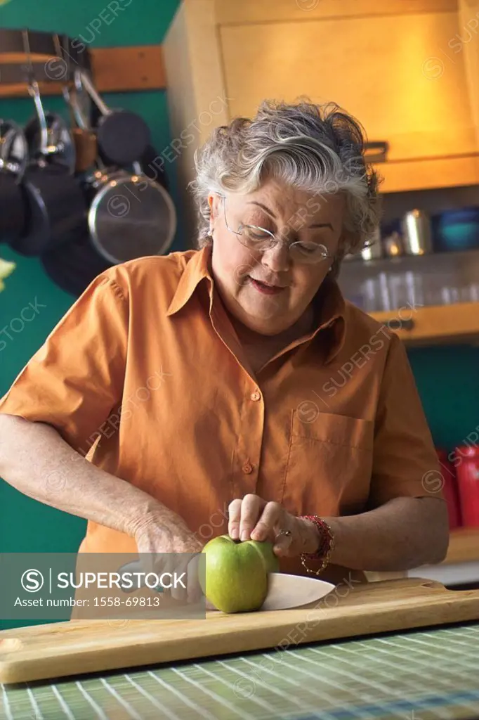 Kitchen, senior, apple, knives,  halves, Halbporträt  Woman, 50-60 years, glasses, grey-haired, fruit, ´Granny,  Smith´, cuts, brags, eat, nutrition h...