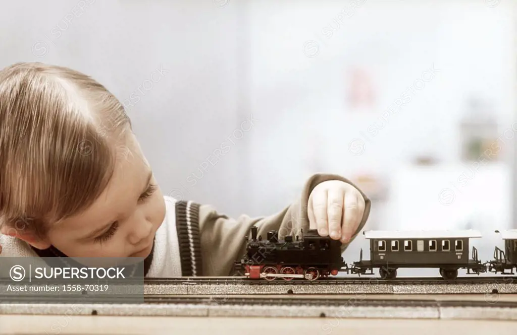 Give birth, model railroad, plays, detail   Child, childhood, 3 years, toy, railroad, interest, activity, symbol, occupation wish, Lokführer, future, ...