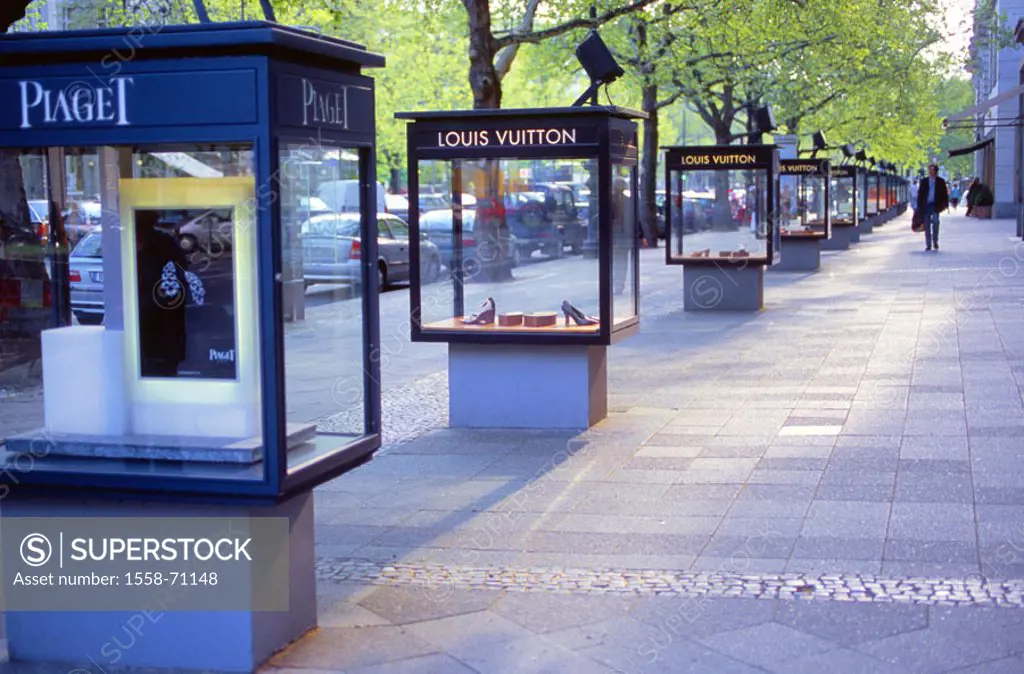Germany, Berlin, Kurfürstendamm, Noble boutique, ´Louis Vuitton´, Show cabinets, only editorially Sidewalk, sidewalk, glass cabinets, cabinets, exhibi...