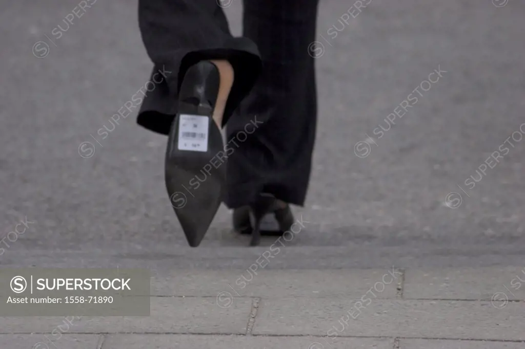 Pedestrian, view from behind, detail,  Sole, price mark,  Woman, young, bummlen, going, shopping sprees, shoes, Sabots, stilettos, again, bought, pric...