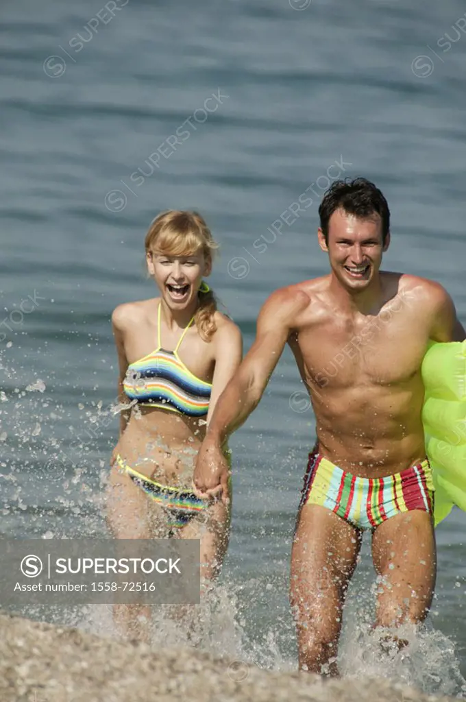 Beach, couple, water shallow, running,  Air mattress, carries, detail  Series, 20-30 years, partnership, friends, bath clothing, arm in arm, bath vaca...