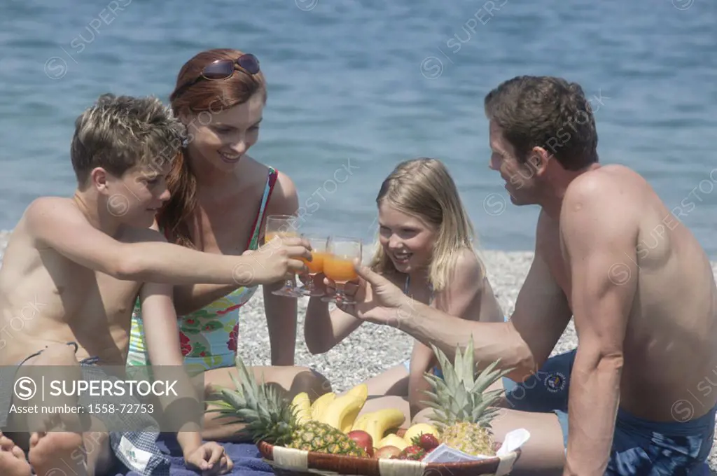 Beach, family, relaxation, Fruit juices, drinks, basket, South fruits  Series, parents, 30-40 years, children, two, 9-14 years,  Sea, gravel beach, pi...