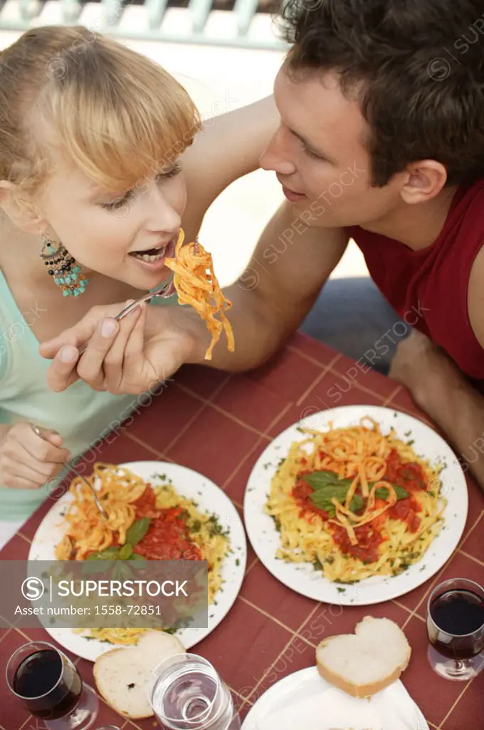 Restaurant terrace, couple,  Spaghetti, eat, cheerfully, detail  Series, 20-30 years, partnership, relationship, friends,  Locally, noodle court, nood...