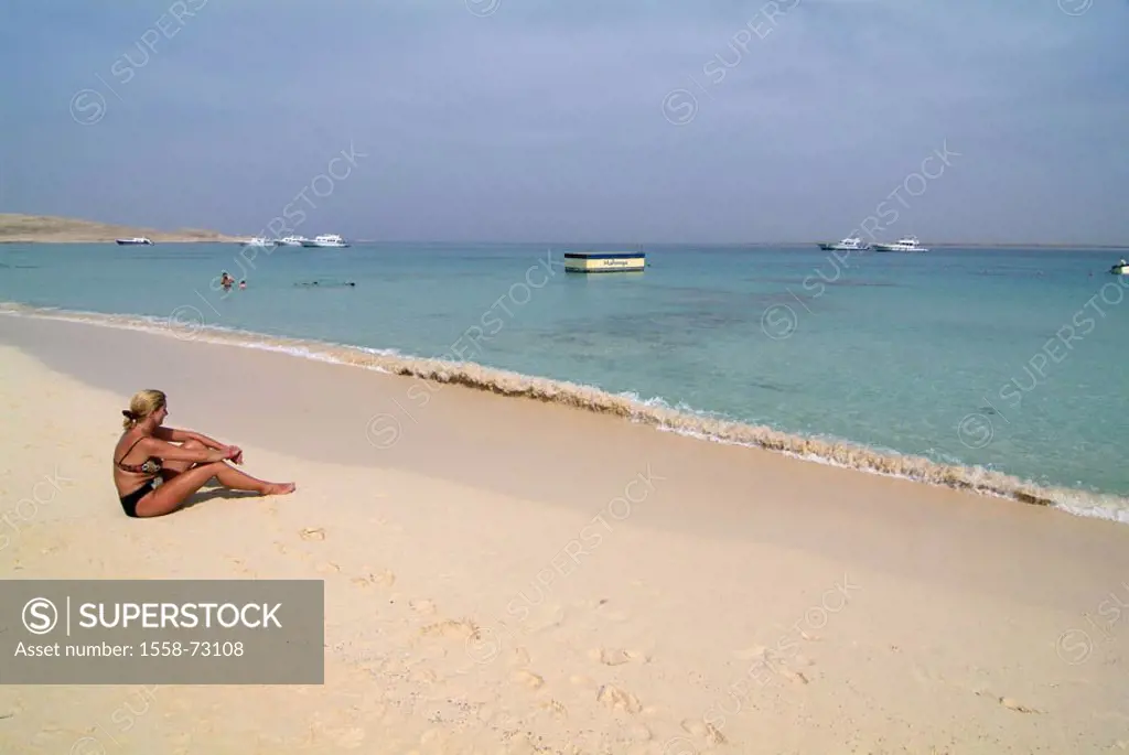 Egypt, Hurghada, island Mahmya, Beach, woman, bikini, sitting, on the side Africa, destination, destination, tourist goal, destination, bath island, b...