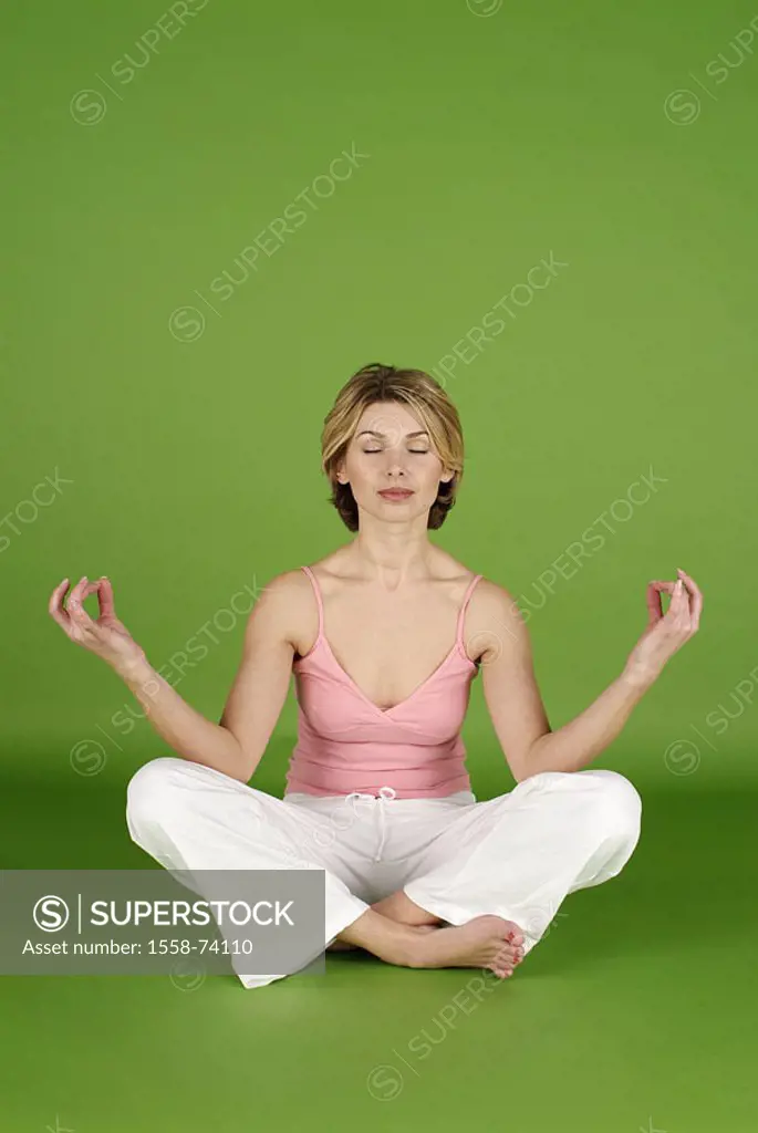 Woman, tailor seat, Mudra, meditates, Yogaübung, nakedfoot  25-35 years, dark-blond, short-haired, slim, leisurewear, athletically, eyes, leisure time...
