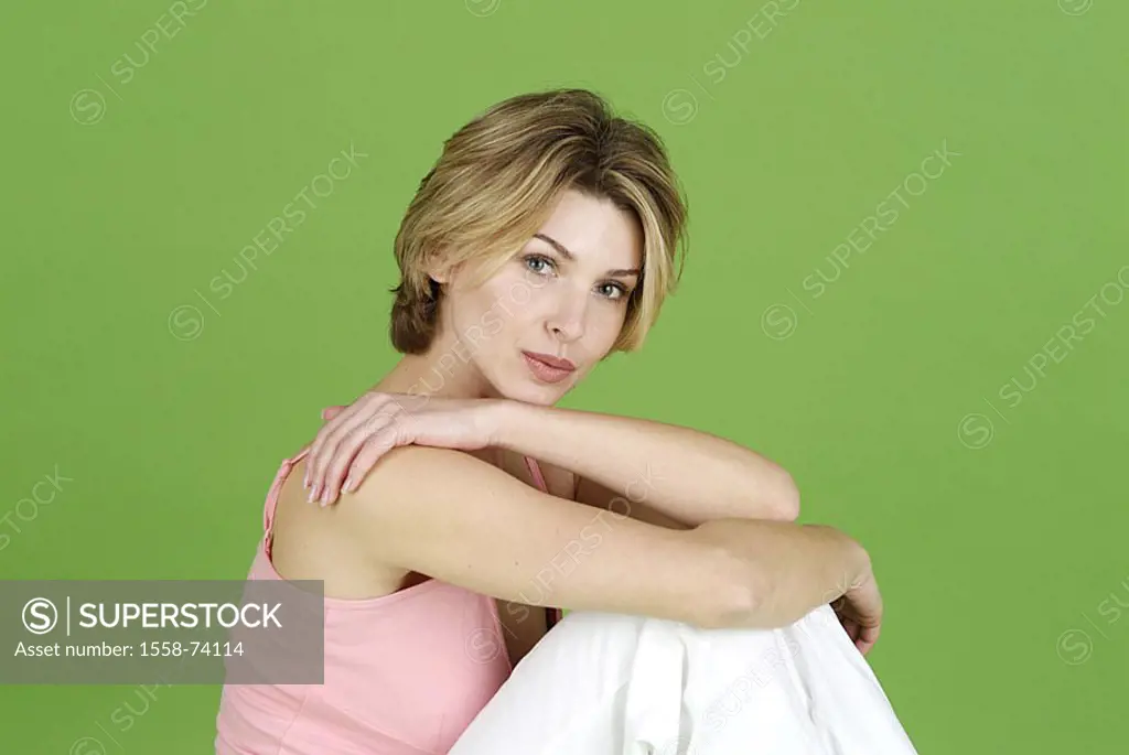 Woman, sitting, on the side   25-35 years, dark-blond, short-haired, slim, leisurewear, Top, interesting, sebstbewusst, challenging, gaze camera studi...
