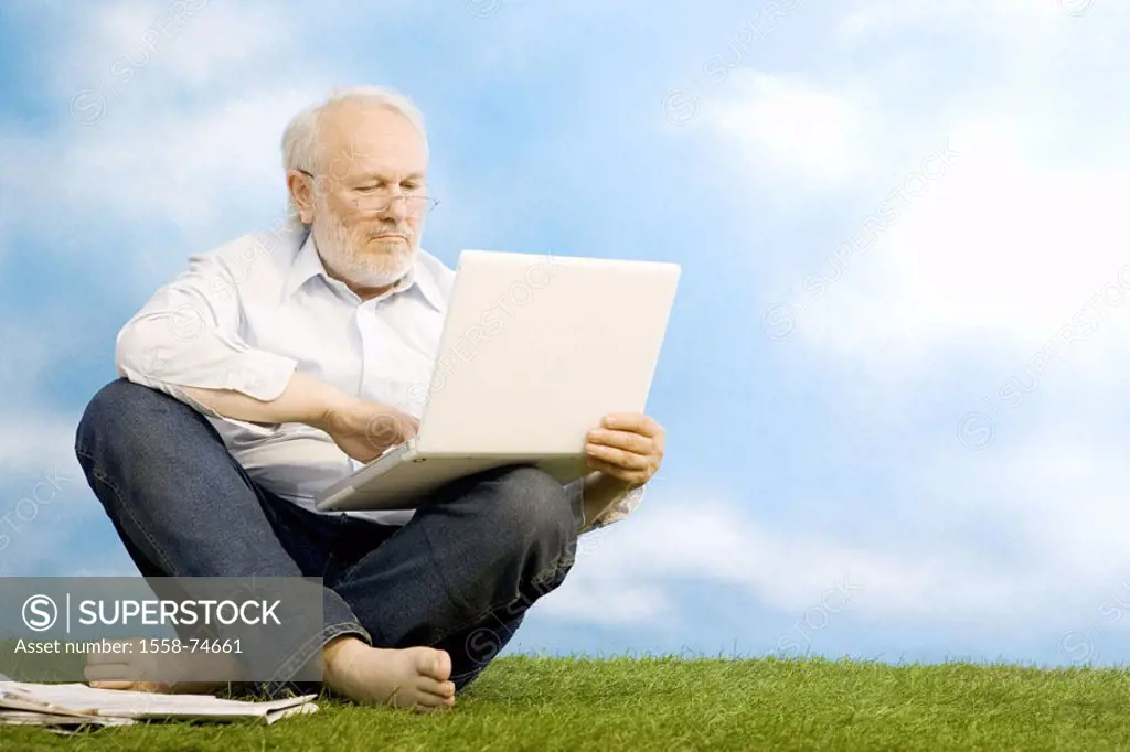 sitting senior, glasses, laptop, meadow,  alertly, concentrates   Series, man, 60-70 years, grey-haired, white-haired, beard, jeans, nakedfoot, ages, ...