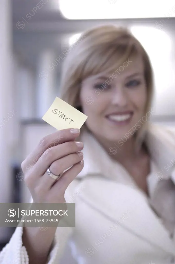 Businesswoman, smiling, note, ´start´,  shows, portrait, fuzziness  Women portrait, blond, self-confidently, note papers, Post-it, communication, hint...