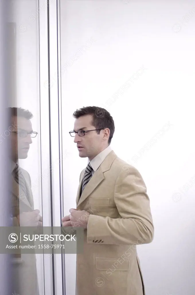Managers, gaze mirrors, clothing,,  tests, at the side, Halbporträt  Man, dark-haired, seriously, glasses, glasses bearers, suit, suit jacket, necktie...