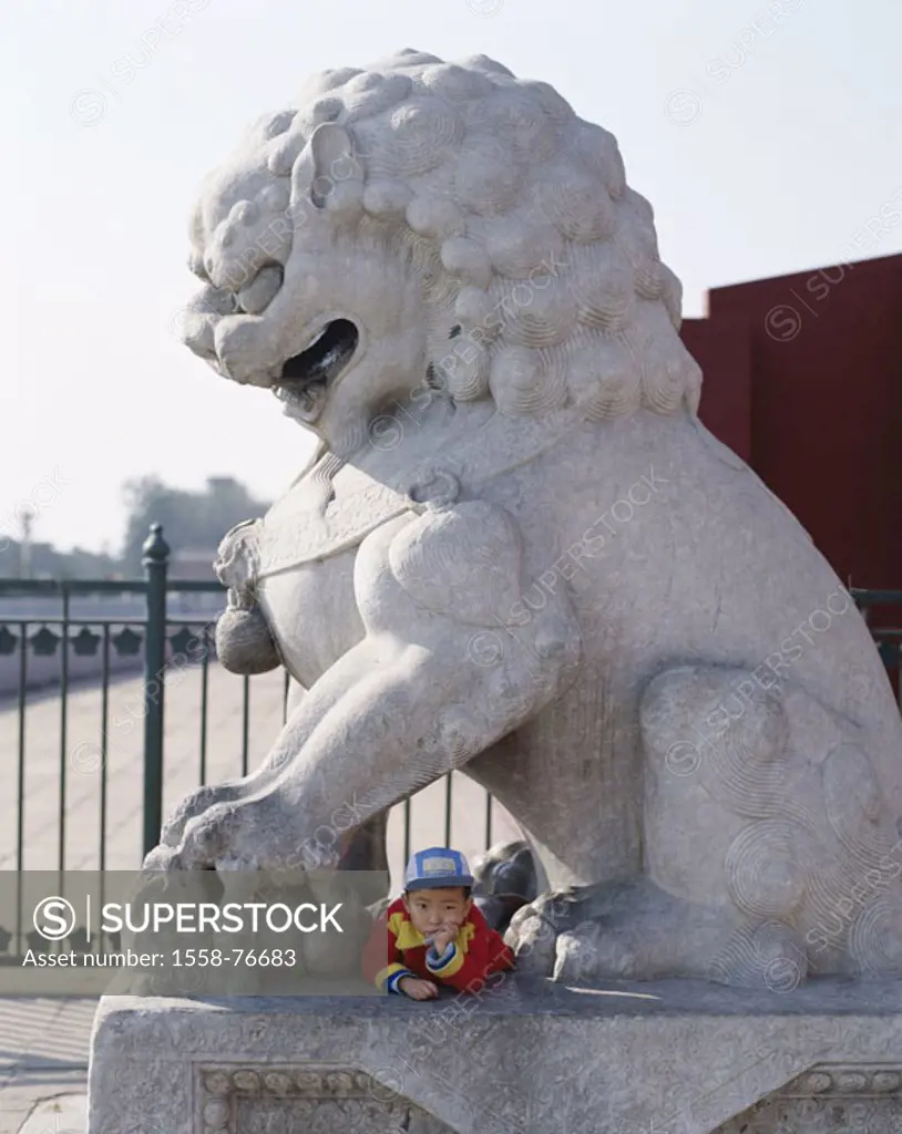 China, Peking, Tiananmen place, Stone lion, child, lie, waiting Asia, Eastern Asia, natives, sculpture, Steinskulptur, Lion, boy, sign cap, pedestals,...