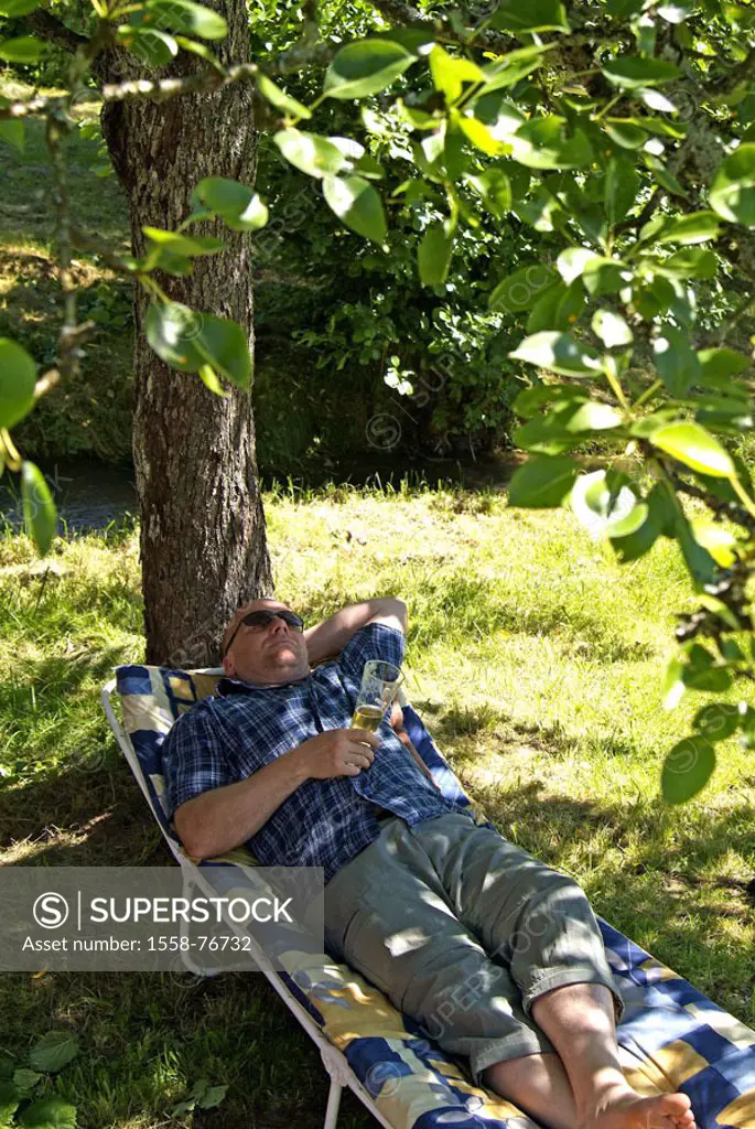 Garden, tree, shadows, couch, man,  relaxen, beer glass, holding  middle age, 40-50 years, leisure time, vacation, recuperation, resting, garden couch...
