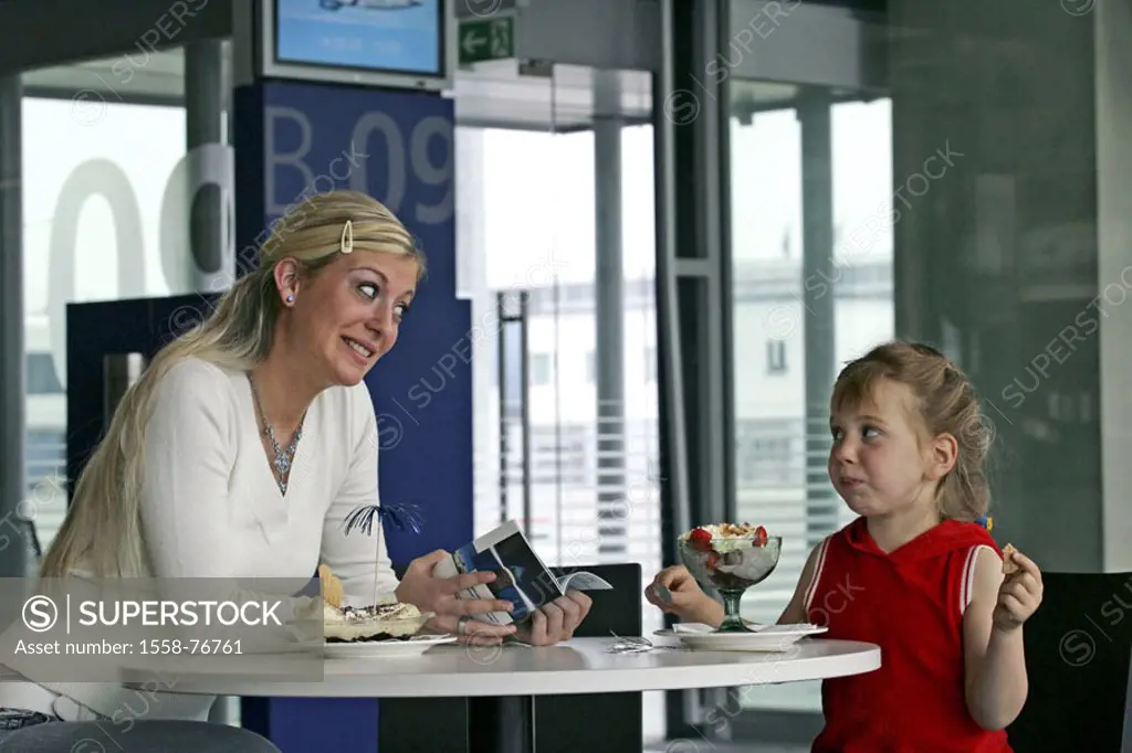 Airport terminal, attendant area, mother,  Daughter, Eisessen, gaze admonitory  Series, woman, young, 20-30 years, blond, long-haired, child, 5 years,...