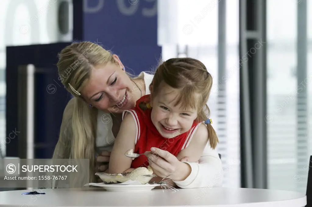 Airport terminal, attendant area, mother,  Daughter, Eisessen, portrait  Series, woman, young, 20-30 years, blond, long-haired, child, 5 years, girls,...
