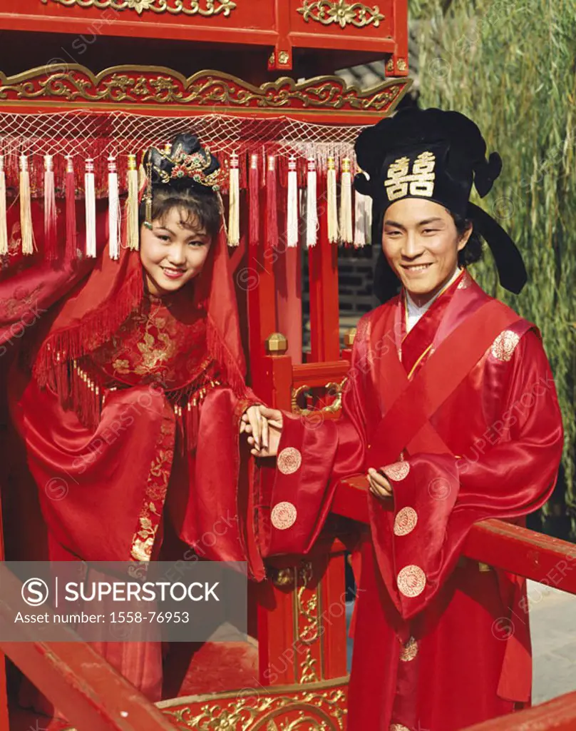China, Peking, wedding, sedan, Wedding couple, clothing, red, smiling  Asia, Eastern Asia, natives, Chinese, young,  couple, folklore clothing, folklo...