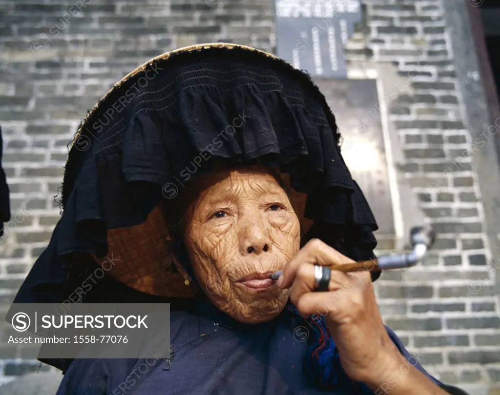 China, province Fujian, Hakka-Volk, Senior, headgear, pipe smokes, Portrait Asia, Eastern Asia, tribe, Hakka-Frau, woman, old, Folklore clothing, peop...