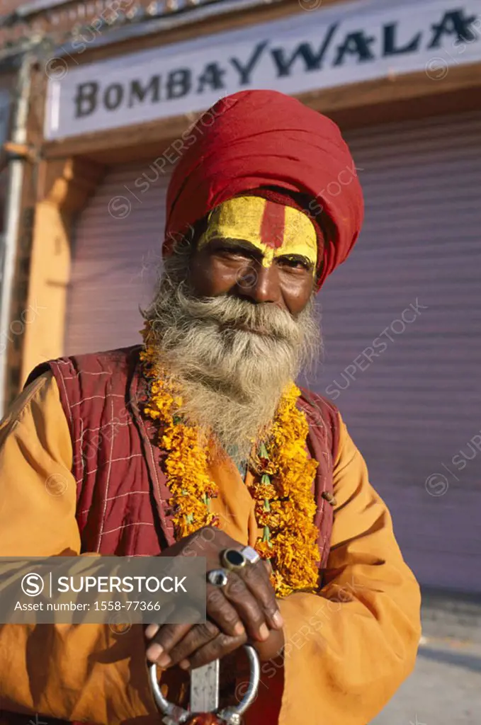 India, Rajasthan, Jaipur, Sadhu, Look camera, Halbporträt,  Asia, South Asia, native, sacred man, turban,  Ascetic paints headgear, face, Hindu, conce...