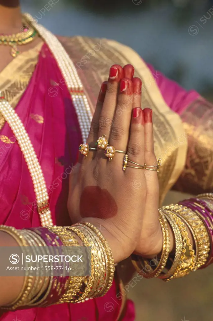 India, Bombay, Indian, Sari, Goldschmuck, Folded hands, greets, close-up  Asia, South Asia, woman, clothing traditionally, jewelry,  Pearl , bracelets...