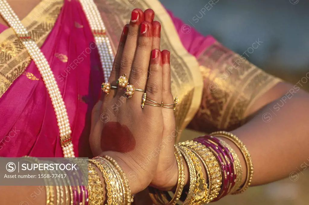 India, Bombay, Indian, Sari, Goldschmuck, Folded hands, greets, close-up  Asia, South Asia, woman, clothing traditionally, jewelry,  Pearl , bracelets...