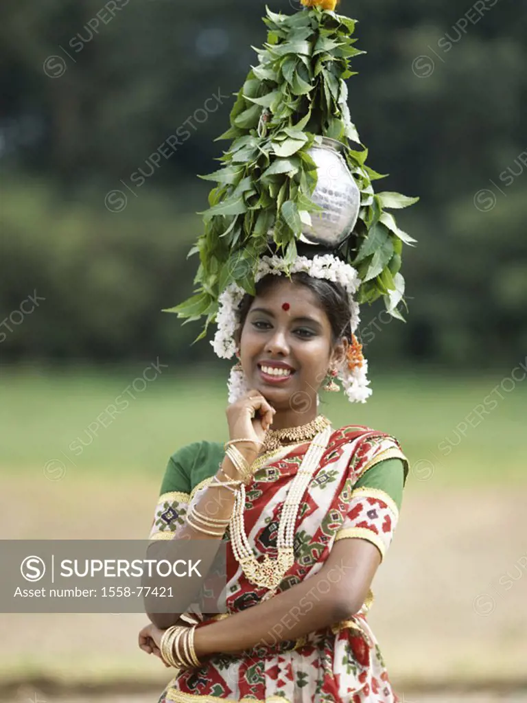 India, Rajasthan, Jaipur, Indian,  Sari, head load, Halbporträt  Asia, South Asia, woman, clothing traditionally, jewelry, Gold jewelry, s, forehead, ...