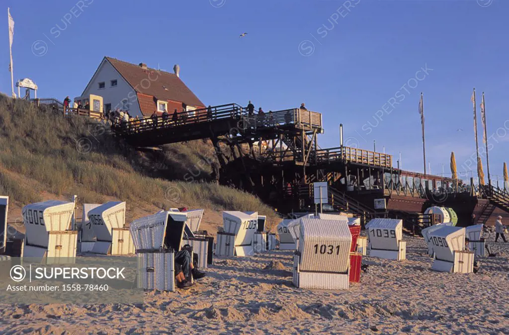 Germany, North sea, Sylt,  Wenningstedt, beach, wicker beach chairs,  Locally, tourists, dusk  Northern Germany, Schleswig-Holstein, North Frisian isl...