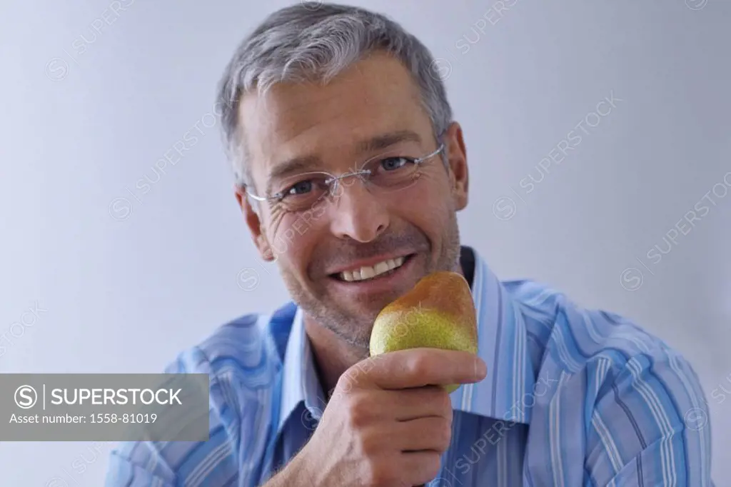 Man, middle age, glasses, smiling, pear,  holding, portrait  Series, men´s portrait, 40-50 years, well Age, glasses bearers, gaze camera Dreitagebart ...