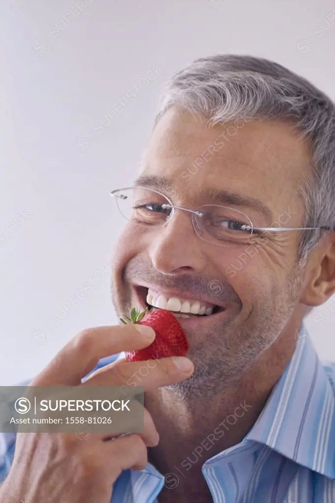 Man, middle age, glasses, smiling,  Strawberry, eat, portrait  Series, men´s portrait, 40-50 years, well Age, glasses bearers, gaze camera Dreitagebar...