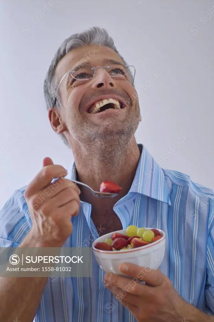 Man, middle age, glasses, laughing,  Peel, fruits, spoon, portrait,  Series, men´s portrait, 40-50 years, well Age, glasses bearers, high-looks, Dreit...