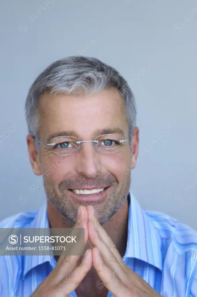 Man, middle age, glasses, smiling,  Touch, fingertips, portrait  Series, men´s portrait, 40-50 years, well Ager, grey-haired, short-haired, Dreitageba...