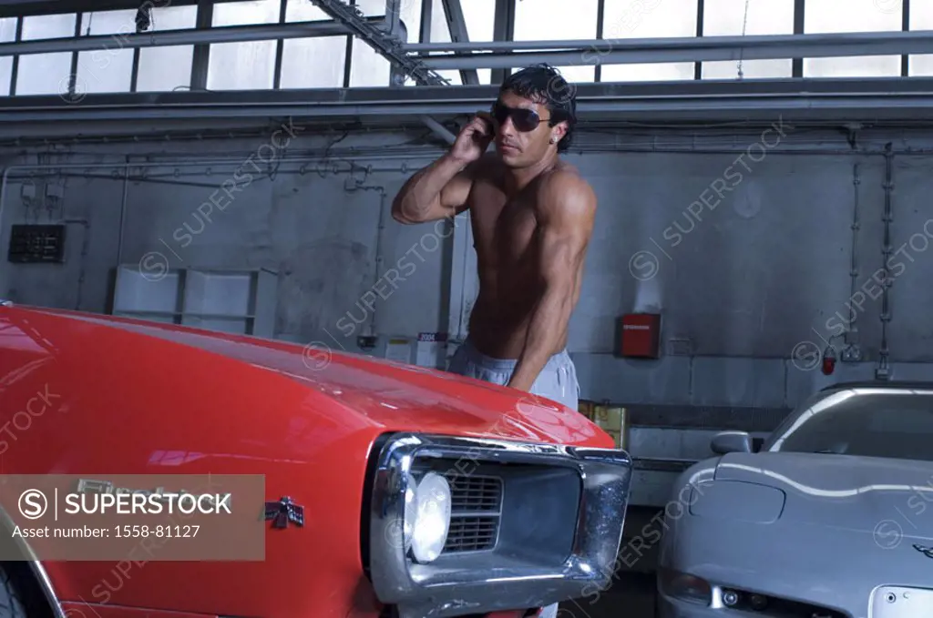 Warehouse, man, upper bodies free, Old-timers, resting, cell phone, telephones, Detail, only editorially 20-30 years, 30-40 years, dark-haired, sun gl...