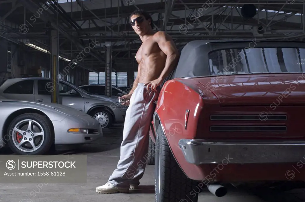Warehouse, man, upper bodies free, Old-timers, cell phone, lean holding only editorially 20-30 years, 30-40 years, dark-haired, sun glass,  Car, priva...