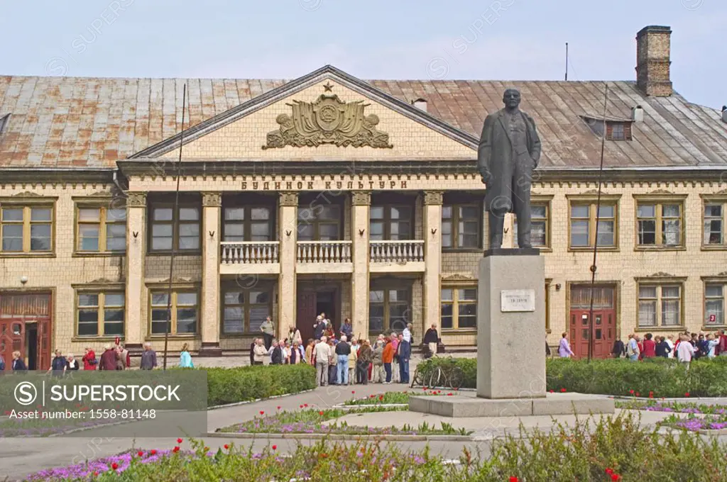 Ukraine, Tscherkassy, culture house,  Lenin monument, tourists,  Europe, Eastern Europe, city, sight, monument, memorial, Lenin, house, buildings, arc...