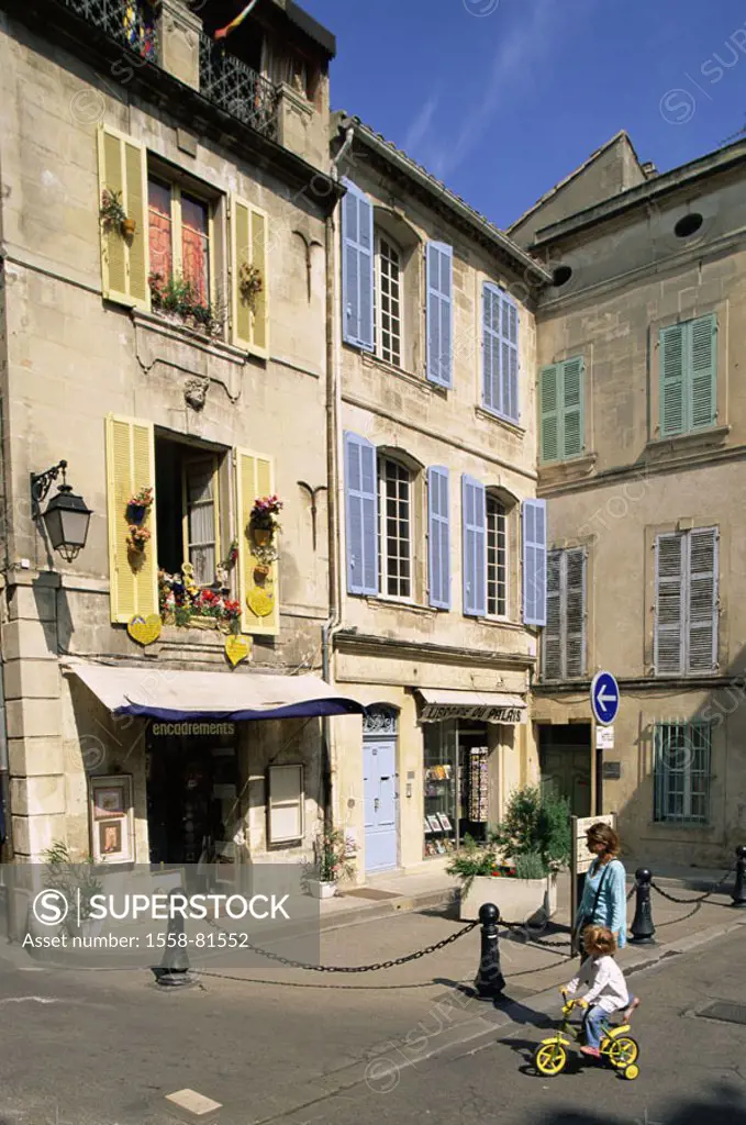 France, Arles, Straßenszene    Provence, department Bouches-du-Rhone, city, cityscape, house facades, houses, shops, facades, shutters, colorfully, st...
