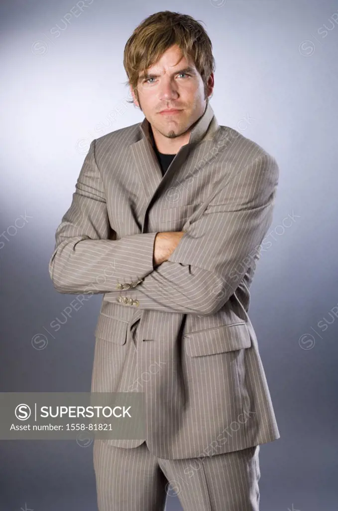 Man, young, suit, stand, poor  cross, carelessly, self-confidently,  seriously, gaze camera, studio,  Series, 25-35 years, 20-30 years, radiation, cha...