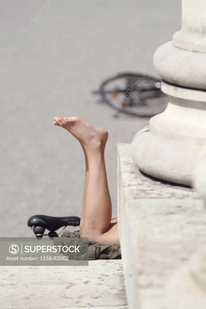 Woman, lie nakedfoot, wall, detail,  Legs, bicycle saddle, column, leisure time,  Relaxation, summer,  Lifestyle, youth, young, freely, zest for life,...