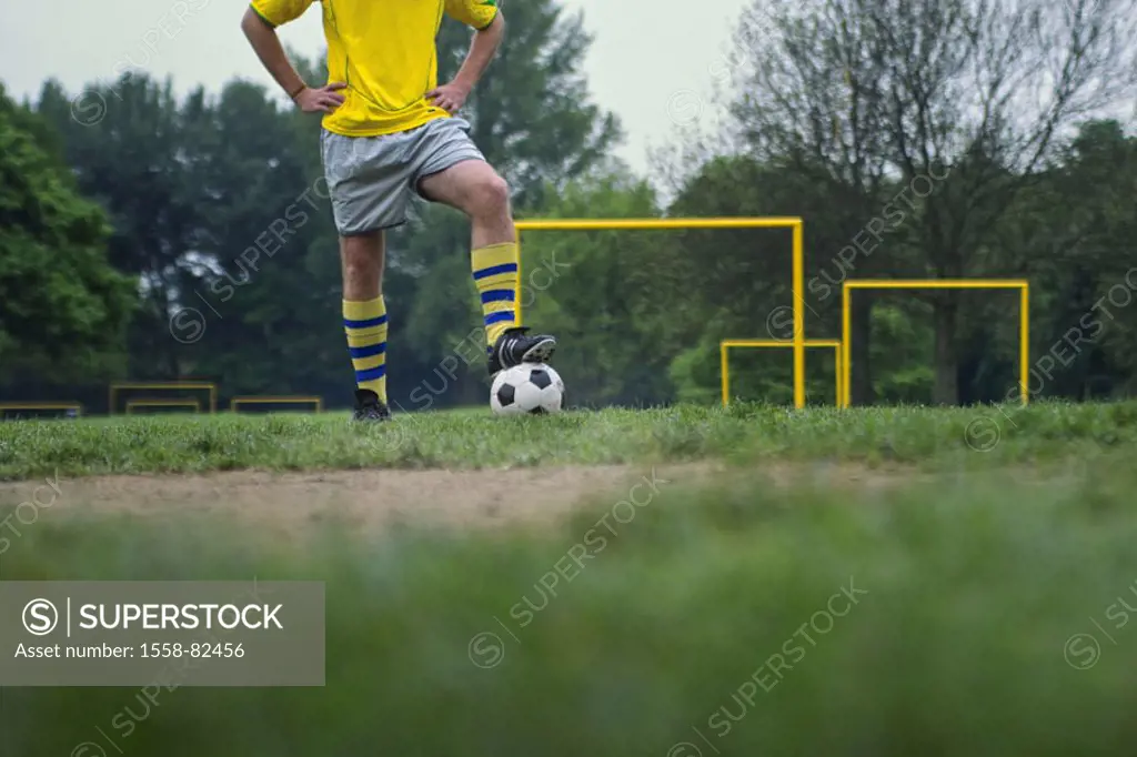 Soccer ground, gates, man, stand,  Detail, foot, all  Series, soccer players, players, 20-30 years, clothing, football clothing, jersey, yellow, waiti...