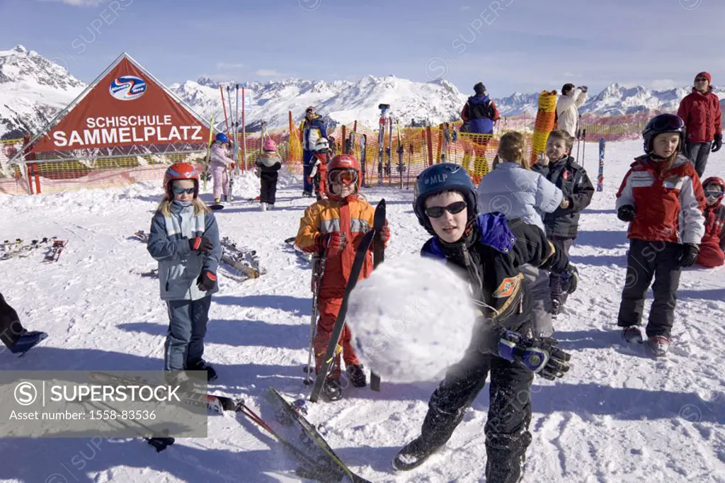 Skipiste, Skischule, children, fun,  boy, snowball, throws  Childhood, leisure time, vacation, vacation, Skiurlaub, ski course, participants, playing,...