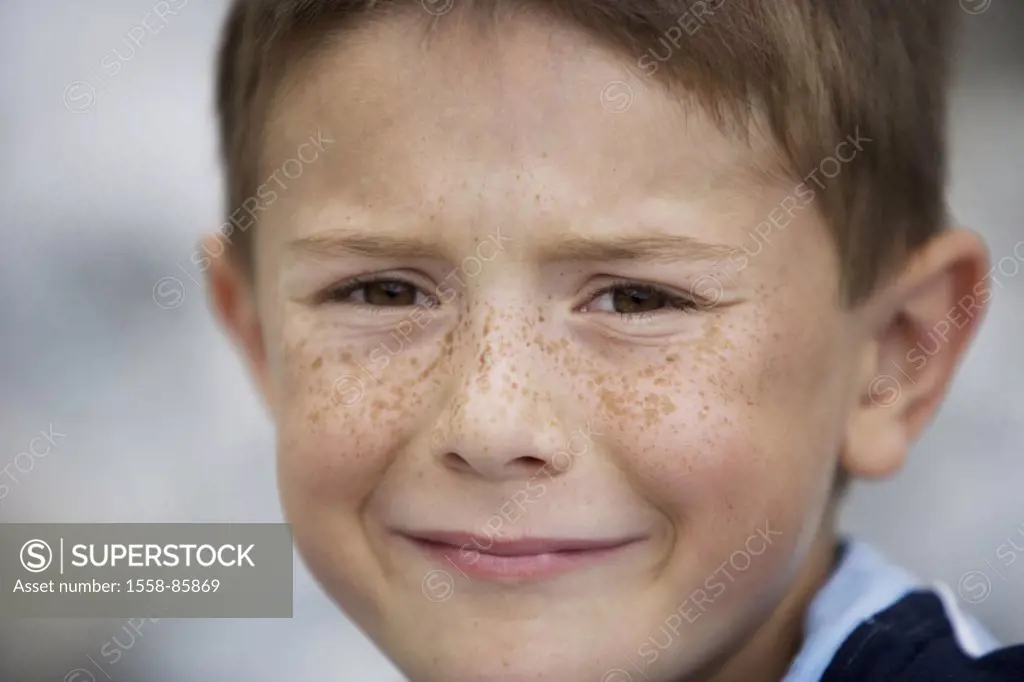 boy, rehaired, freckles, Portrait, truncated,   Childhood, child, 7 years, gaze camera facial expression naturalness,