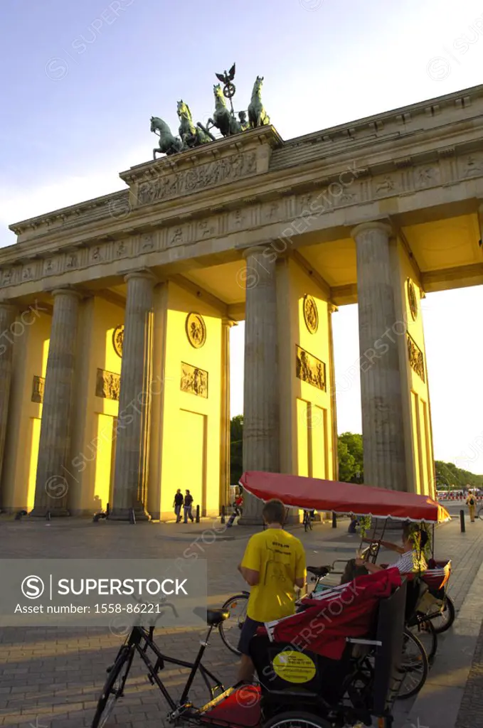 Germany, Berlin, persons of Brandenburg  Gate, Fahrrad-Rikschas, sunset, , Europe, capital, Torgebäude, gate, gate construction, construction, inherit...