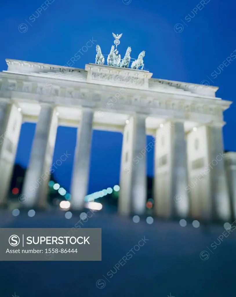 Germany, Berlin, persons of Brandenburg  Gate, illumination, evening, fuzziness,   Europe, capital, Torgebäude, gate, gate construction, construction,...