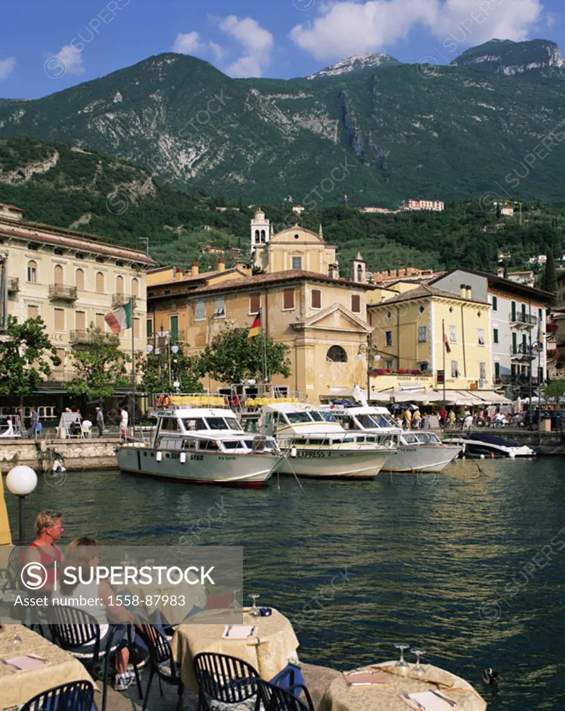 Italy, Venetien, Lake Garda, Malcesine, skyline, harbor, promenade, Street cafe, , Series, North Italy, Lago of di Garda, mountains, sea, tourist cent...