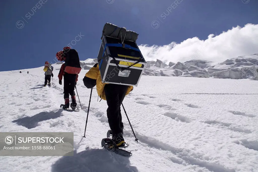 China, Pirmagebiet, Subash, snow surface, High bearers, snowshoes, view from behind,  Asia, kirgisische high steppe, expedition, Muztagh Ata, 7500 m, ...