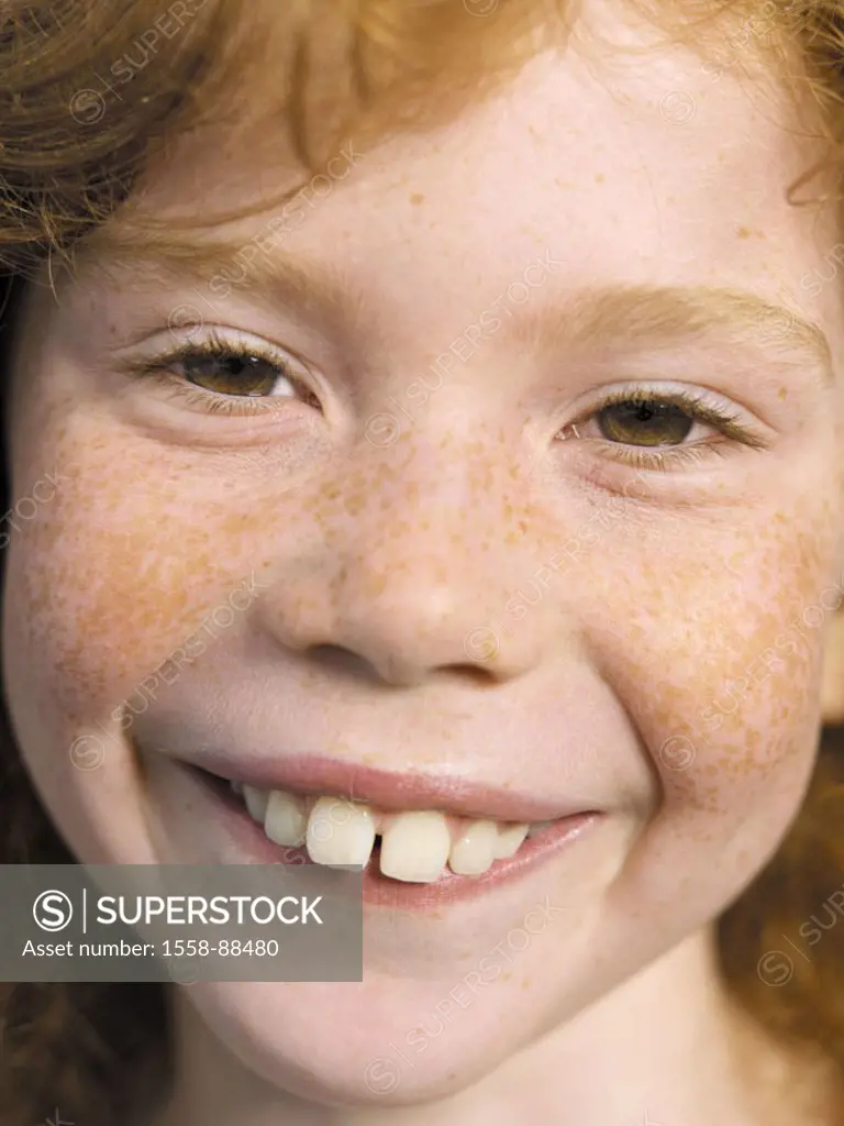 Child, girls, freckles,  rehaired, smiles, cheerfully, portrait,  6-10 years, eye color brown, ´hare teeth´, teeth, grin, radiation, naturalness, cute...