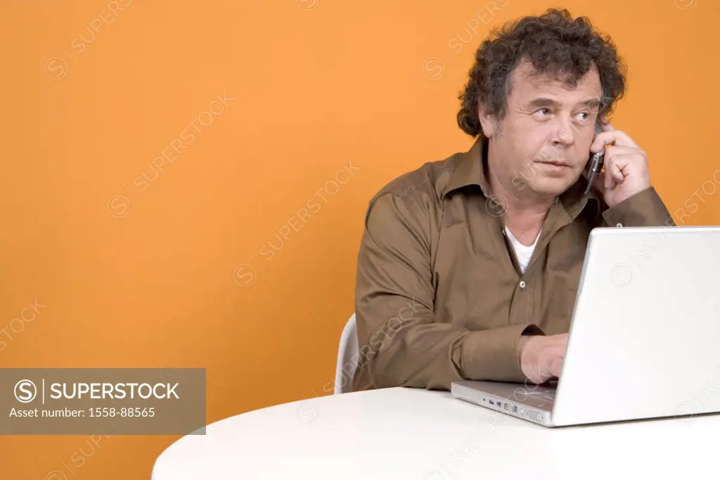 Man, laptop, data input,  Cell phone, telephones,  40-50 years, 50-60 years, dark-haired, shirt brown, Computers wearable, data retrieval, data proces...