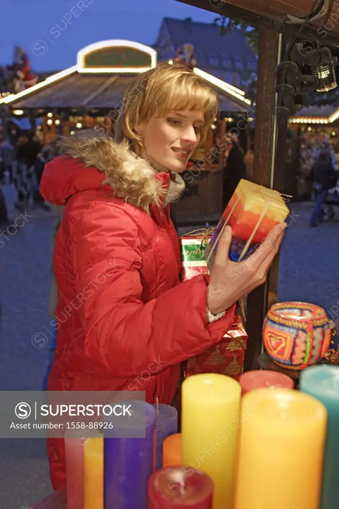 Christmas market, market stand,  Woman, candles, twilight, chooses,   30-40 years, blond, gift, Christmas articles, decoration objects, lights, wax ca...