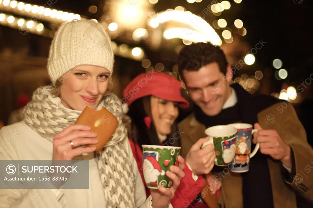 Christmas market, women, man, Winter clothing, mulled wine, drinks, cheerfully, evening,  Series, 30-40 years, friends, friendship, three people, cups...