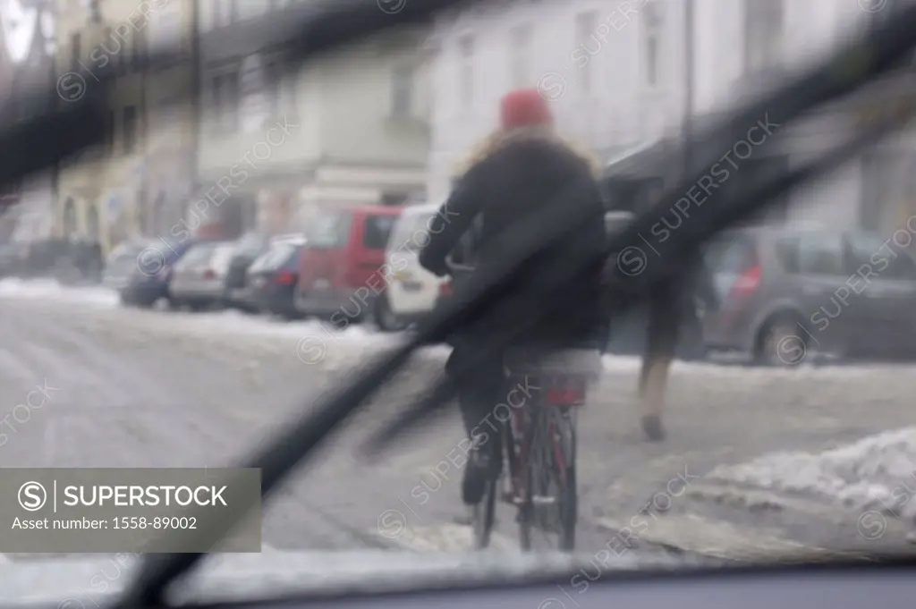 Street scene, vehicle, gaze, Windscreen, windshield wipers, Cyclists, view from behind, winters, , Street, traffic, woman, bicycle, bicycling, dangero...