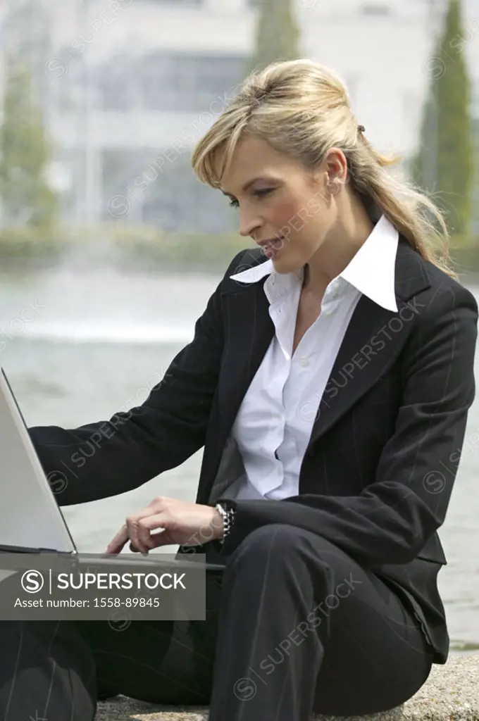Park, wells, businesswoman,  Laptop, data input,   Series, 20-30 years, woman, young, blond, elegantly, computers wearable, data retrieval, data manag...